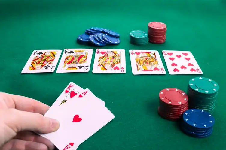 Filipino player enjoying 42 ph online bingo on a mobile phone